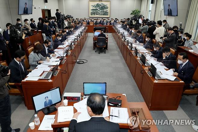 대통령비서실·국가안보실·대통령 경호처 국정감사 (서울=연합뉴스) 백승렬 기자 = 8일 오전 국회 운영위원회에서 대통령비서실·국가안보실·대통령 경호처에 대한 국정감사가 진행되고 있다. 2022.11.8 srbaek@yna.co.kr