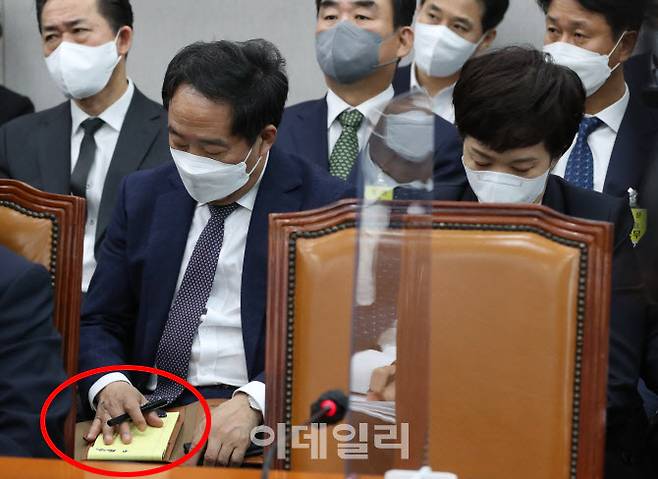 8일 국회 운영위원회에서 대통령비서실·국가안보실·대통령 경호처에 대한 국정감사가 열렸다. 국정감사에 출석한 강승규(왼쪽) 시민사회수석과 김은혜 홍보수석 (사진=노진환 기자)