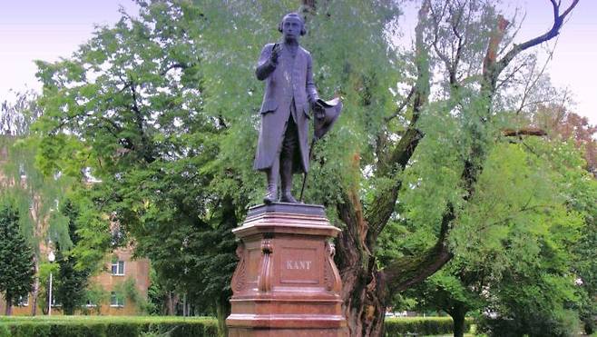 러시아 칼리닌그라드에 세워진 임마누엘 칸트의 동상. 칼리닌그라드는 과거 동프로이센 시절엔 쾨니히스베르크였다. 칸트는 일평생 자신이 나고 자란 이 도시에서 150㎞ 거리 밖으로 한 발짝을 나가본 적이 없다. [사진=Georg Denda, CC BY-SA 3.0, http://www.panoramio.com/photo/5753116]