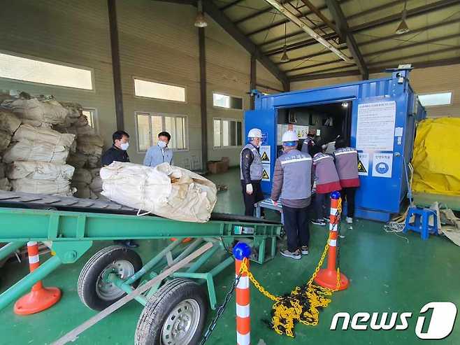 9일 충북 충주시는 코로나19와 가뭄 영향으로 올해 잎담배 생산량이 지난해보다 110톤 줄었다고 밝혔다. 사진은 잎담배 수매 모습.(충주시 제공)2022.11.9/뉴스1