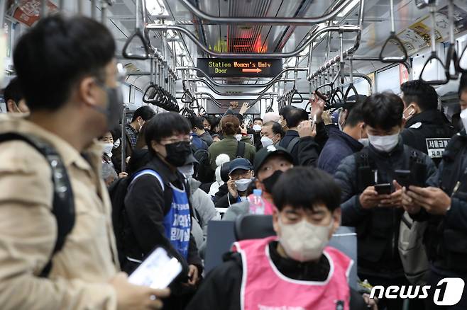 이태원 참사 추모로 잠시 중단됐던 전국장애인차별철폐연대(전장연) 지하철 탑승 시위가 재개된 7일 오전 서울 지하철 4호선이 전장연 회원들과 경찰, 출근길 시민들로 붐비고 있다. 2022.11.7/뉴스1 ⓒ News1 김민지 기자