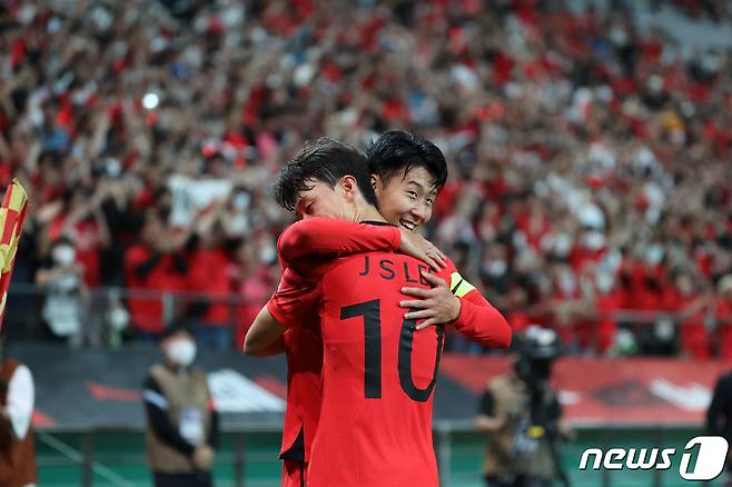 손흥민이 27일 오후 서울 마포구 상암동 서울월드컵경기장에서 열린 축구 국가대표 평가전 대한민국과 카메룬의 경기에서 선제골을 성공시킨 뒤 이재성과 포옹하고 있다. 2022.9.27/뉴스1 ⓒ News1 이광호 기자