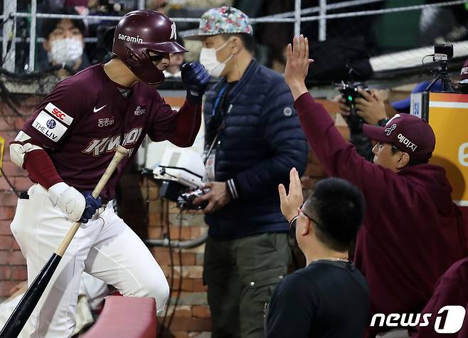 8일 오후 인천시 미추홀구 SSG 랜더스필드에서 열린 프로야구 '2022 신한은행 SOL KBO 포스트시즌' 한국시리즈 6차전 키움 히어로즈와 SSG 랜더스의 경기, 키움 이정후가 6회초 1사 역전 솔로홈런을 친 후 더그아웃에서 홍원기 감독의 축하를 받고 있다. 2022.11.8/뉴스1 ⓒ News1 김진환 기자