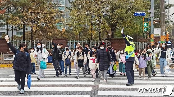 대전유성경찰서 교통안전 캠페인. (대전유성서 제공) /뉴스1