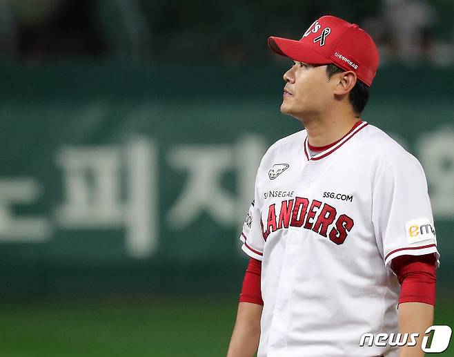 1일 오후 인천시 미추홀구 SSG 랜더스필드에서 열린 프로야구 '2022 신한은행 SOL KBO 포스트시즌' 한국시리즈 1차전 키움 히어로즈와 SSG 랜더스의 경기, SSG 노경은이 9회초 1사 2루에서 키움 전병우에게 역전 투런 홈런을 허용 후 아쉬워하고 있다. 2022.11.1/뉴스1 ⓒ News1 김진환 기자