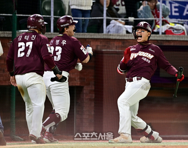 키움 전병우가 1일 인천SSG랜더스필드에서 열린 2022 KBO 한국시리즈 1차전 SSG와 경기 9회초 1사2루 좌월홈런을 날린 후 송성문과 환호하고 있다. 최승섭기자 thunder@sportsseoul.com