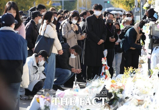 정부가 지난달 29일 밤 발생한 이태원 참사 대학생 희생자들의 명예졸업을 추진한다. 사진은 서울 용산구 이태원역 1번출구 이태원 참사 현장 인근 희생자 추모공간에 시민들의 발걸음이 이어지고 있다./뉴시스