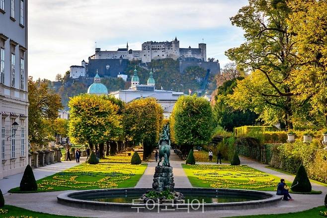 호엔잘츠부르크 성이 보이는 미라벨 정원의 가을 전경 ©Tourismus Salzburg_Guenter Breitegger