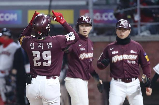 8일 인천 SSG랜더스필드에서 열린 ‘2022 KBO 포스트시즌’ 한국시리즈(KS·7전 4승제) 6차전서 키움 임지열이 2점 홈런을 친 뒤 세리머니를 하고 있다. ⓒ 뉴시스