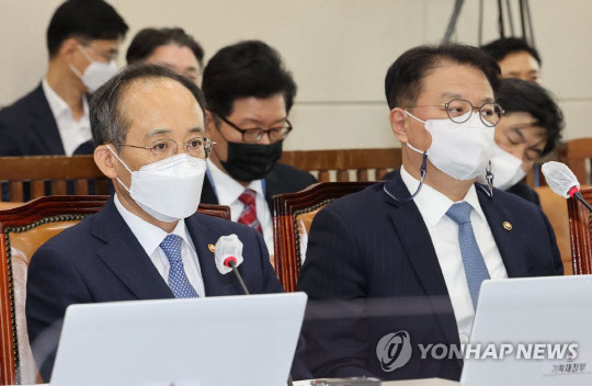 추경호 부총리 겸 기획재정부 장관이 9일 오후 서울 여의도 국회에서 열린 기획재정위원회 전체회의에서 소위원회 구성을 둘러싼 여야의 의사진행발언을 듣고 있다. <사진:연합뉴스>