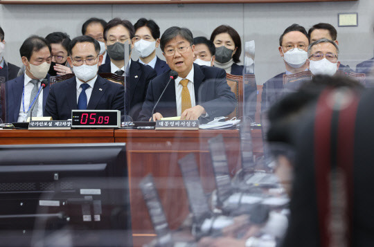 김대기 대통령 비서실장이 9일 오후 국회에서 열린 운영위원회 전체회의에서 의원질의에 답변하고 있다. 앞줄 왼쪽부터 임종득 국가안보실 2차장, 김대기 대통령 비서실장, 김종철 경호처 차장. 연합뉴스