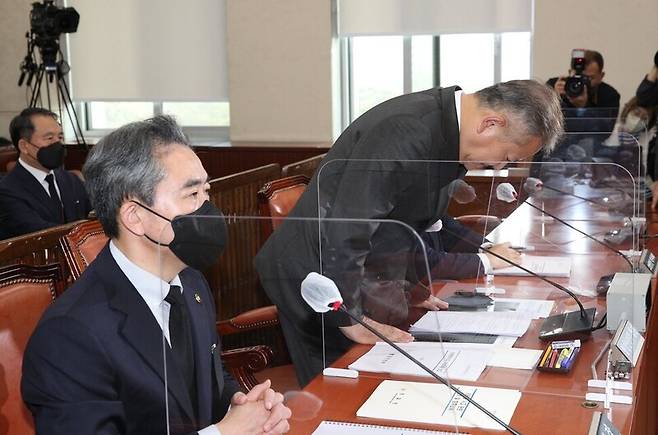 이상민 행정안전부 장관이 지난 1일 오후 국회에서 열린 행정안전위원회 전체회의에서 이태원 참사와 관련해 사과하고 있다. 왼쪽은 윤희근 경찰청장. 김봉규 선임기자 bong9@hani.co.kr