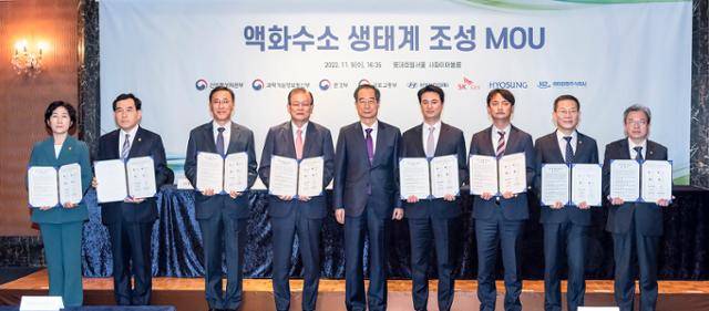 추형욱(오른쪽 네번째) SK E&S 대표이사 사장이 9일 롯데호텔 서울에서 열린 '액화수소 생태계 조성 업무협약(MOU)' 체결식에 참석해 한덕수(가운데) 국무총리 등 참석자들과 기념촬영을 하고 있다. SK E&S 제공