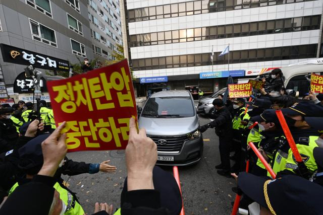 9일 오후 서울 여의도 더불어민주당 당사에서 서울중앙지검 반부패수사 수사관들이 정진상 더불어민주당 대표실 정무조정실장에 대해 압수수색을 마치고 나오고 있는 가운데 민주당 지지자들이 항의하고 있다. 8일 재판에 넘겨진 정 실장은 유동규 전 성남도시개발공사 기획본부장 등 이른바 '대장동 일당'에게 2014년과 2020년 두 번에 걸쳐 수천만 원 상당의 뒷돈을 받은 혐의를 받고 있다. 최주연 기자