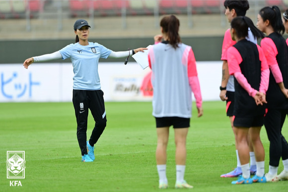 김은정 감독이 여자 U-17 대표팀을 이끈다. [사진=대한축구협회(KFA)]