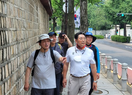 홍태용 김해시장(앞줄 오른쪽)이 원희룡 국토교통부 장관(앞줄 왼쪽)을 만나 국가스마트 물류플랫폼 김해 입지 필요성을 설명하고 있다. 사진 김해시