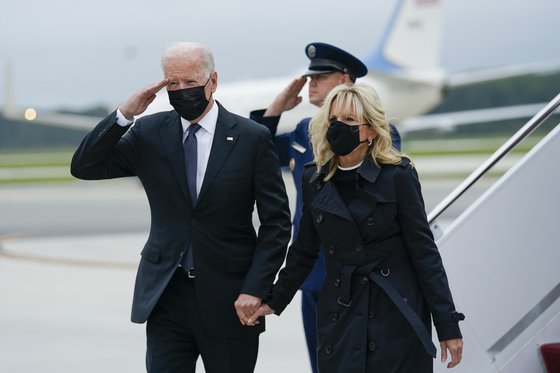 조 바이든 미국 대통령 부부가 지난해 8월 29일 아프가니스탄 카불공항 폭탄테러로 숨진 미군 13명의 유해를 직접 맞이하기 위해 델라웨어주 도버 공군기지를 방문했다. 바이든 대통령(왼쪽)이 에어포스원에서 내리며 거수경례로 인사하고 있다. [AP]