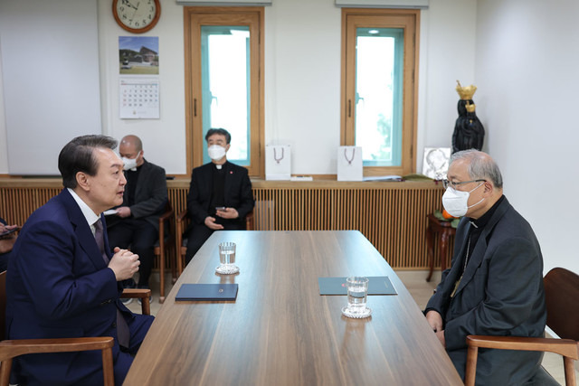 ▲ 윤석열 대통령이 9일 서울 종로구 가톨릭대학교 주교관에서 염수정 추기경과 환담하고 있다.  2022.11.9 [대통령실 제공]