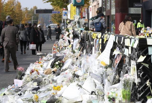 서울 용산구 이태원역 1번 출구에 마련된 이태원 참사 희생자 추모공간. / 사진=뉴스1