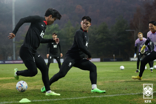 축구대표팀 박민규와 오현규가 8일 경기도 파주 NFC(국가대표트레이닝센터)에서 훈련을 하고 있다. 벤투호는 오는 11일 오후 8시 경기도 화성종합경기타운 주경기장에서 아이슬란드와 마지막 평가전을 치른다. 연합뉴스