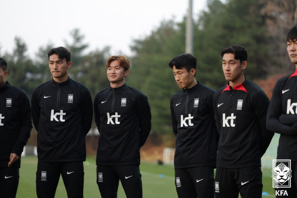 축구대표팀 선수들이 8일 경기도 파주 NFC(국가대표트레이닝센터)에서 소집 훈련 중 팀 미팅을 갖고 있다. 연합뉴스