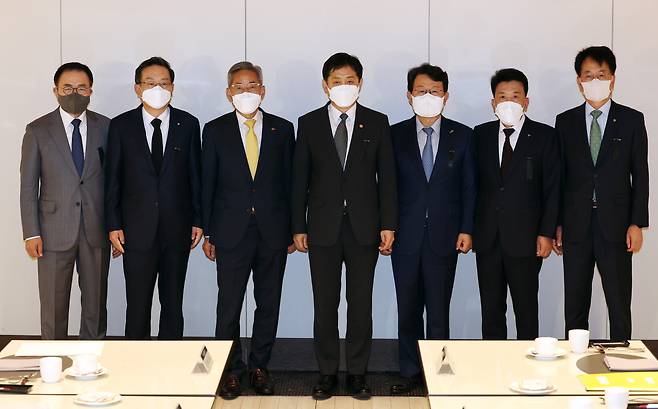 FSC Chairman Kim Joo-hyun (center) poses for a photo with the chiefs of the nation`s top five banking groups in central Seoul on Nov. 1. (Yonhap)