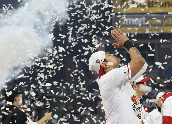 Choo Shin-soo celebrates after the SSG Landers win the 2022 Korean Series at Incheon SSG Landers Field in Incheon on Tuesday.  [YONHAP]