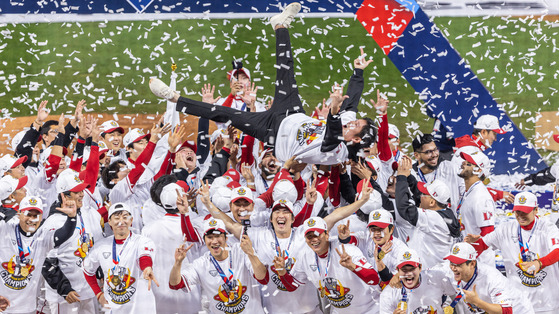 The SSG Landers players throw Shinsegae Group Vice Chairman Chung Yong-jin in the air as they celebrate winning the 2022 Korean Series at Incheon SSG Landers Field in Incheon on Tuesday.  [YONHAP]