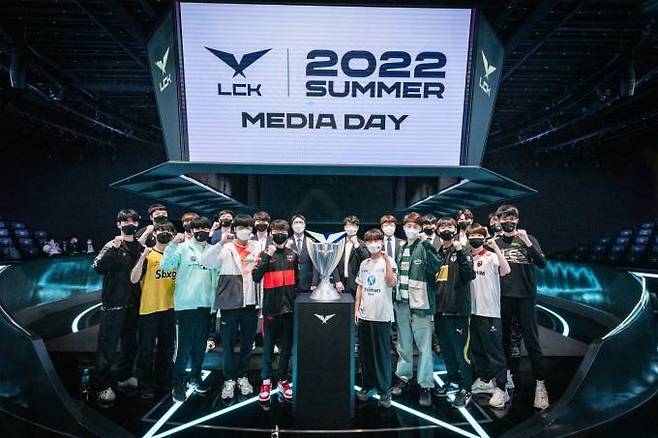 2022 LCK 서머 시즌을 앞두고 10개 게임단 대표 선수, 및 코치진이 미디어데이에 참석했다.   라이엇 게임즈