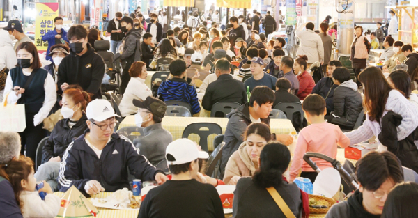 이번 축제에서 왜관시장은 개설 이후 역대 최다 인파가 방문한 가운데 칠곡의 맛과 멋을 알리고 지역 경제 활성화에 이바지했다는 평가다. 칠곡군 제공