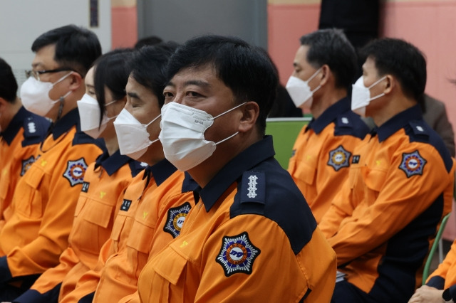 9일 오전 서울 용산소방서 최성범 서장과 소방관들이 더불어민주당 이재명 대표와의 간담회에서 어두운 표정을 짓고 있다. 연합뉴스