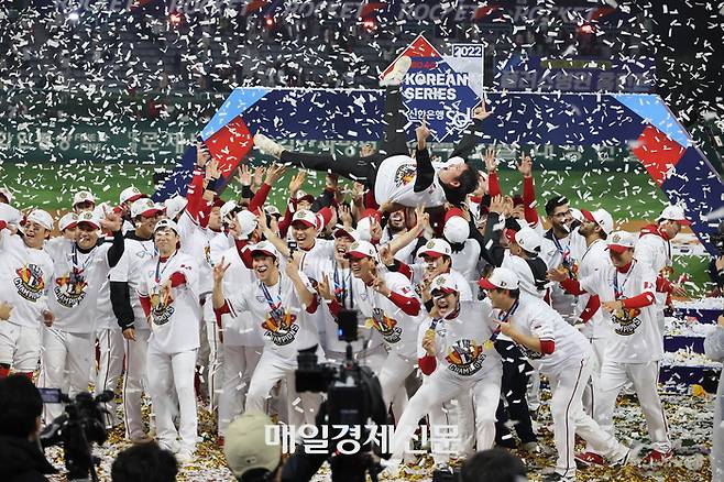 8일 인천 SSG 랜더스필드에서 열린 2022 프로야구 KBO리그 한국시리즈 6차전 경기에서 SSG가 우승을 차지한 뒤 정용진 구단주가 선수들의 헹가래를 받고 있다. 2022.11.8[이충우기자