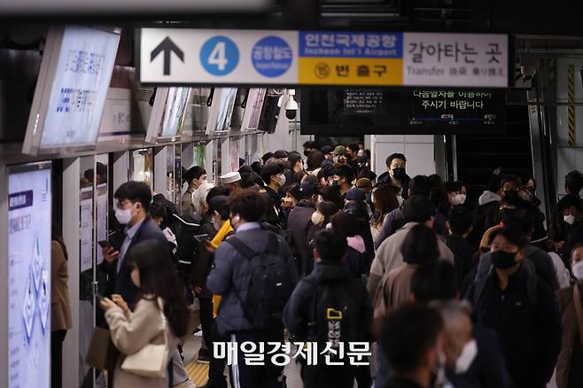 4일 한덕수 국무총리가 ‘이태원 참사’와 관련해 “경찰청은 오늘부터 지하철 혼잡 시간인 출·퇴근 시간대에 서울교통공사 보안관과 함께 질서유지 안전 활동을 실시한다고 밝힌 가운데 이날 오후 서울역에 많은 사람들이 오가고 있다. 2022.11.04[이충우 기자]