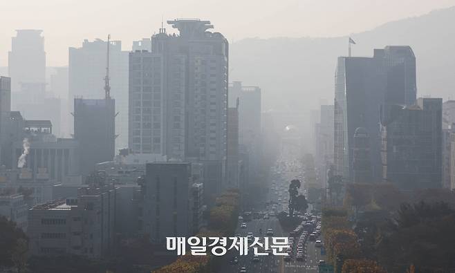 서울의 초미세먼지 농도가 ‘나쁨’ 수준을 보인 9일 오전 서울 서초구 누에다리에서 바라본 서울 시내가 미세먼지와 안개로 뿌옇다. 2022.11.09 [박형기기자]