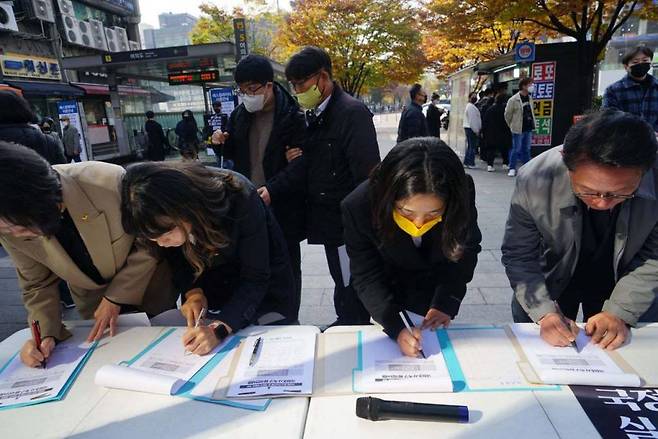 이정미 정의당 대표와 의원들이 이달 8일 서울 여의도역 인근에서 열린 이태원 참사 진상규명, 책임자 처벌, 국정조사를 위한 정의당 범국민서명운동 및 정당연설회에 참석해 서명을 하고 있다. / 사진제공=뉴시스