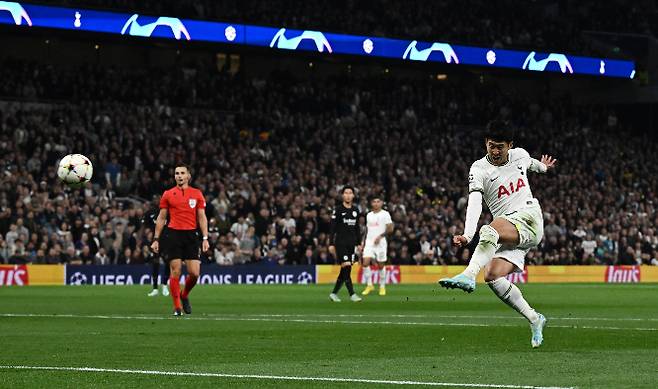 유럽축구연맹(UEFA) 챔피언스리그 사무국이 손흥민의 왼발 발리슛 득점을 조별리그 최고의 골 후보에 선정했다. 사진은 지난달 13일(한국시각) 손흥민이 UEFA 챔피언스리그 조별경기에서 왼발 발리슛으로 득점을 기록하는 모습. /사진=로이터