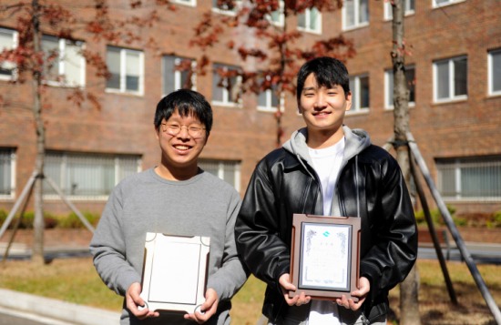 2022 경북도건축문화제에서 수상한 김경현(오른쪽), 박희찬 학생.[대구가톨릭대 제공]