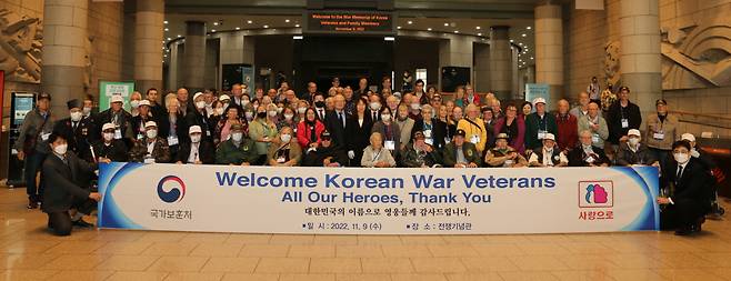 국가보훈처 초청으로 한국을 찾은 15개국 114명의 유엔참전용사와 가족들, 부영그룹 관계자들이 9일 용산 전쟁기념관 평화의 광장에 설치된 6·25전쟁 참전비에 헌화한 뒤 기념촬영을 하고 있다. [부영그룹 제공]