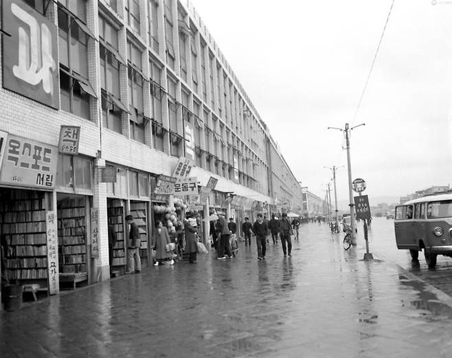 [서울=뉴시스]1965년 청계천 책방거리.(사진=서울시 제공) *재판매 및 DB 금지