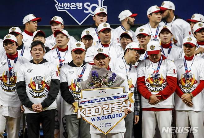 [인천=뉴시스] 정병혁 기자 = 8일 인천 SSG랜더스필드에서 열린 2022 KBO 한국시리즈 시상식에서 KBO 감독상을 받은 김원형 감독이 포즈를 취하고 있다. 2022.11.08. jhope@newsis.com