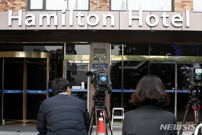[서울=뉴시스] 고승민 기자 = 경찰청 특별수사본부가 9일 서울 용산구 이태원역 인근 참사 장소 옆 해밀턴 호텔을 불법 증축 관련 압수수색하고 있다. 사진은 이날 오후 호텔 앞 취재진 모습. 2022.11.09. kkssmm99@newsis.com