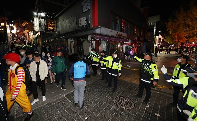 지난달 29일 발생한 핼러윈 참사 현장에서 경찰이 사고 현장 인근을 통제하고 있다. 연합뉴스