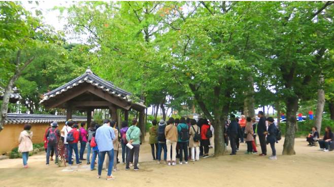 허균·허난설헌 기념공원을 찾은 관광객들. 강릉시청공식블로그 캡처