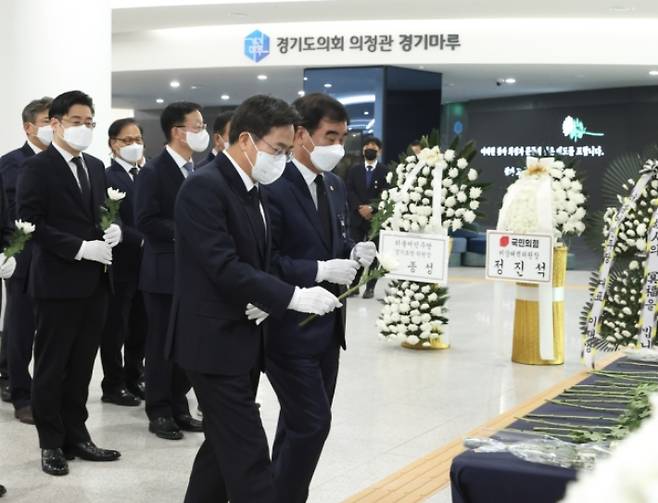 9일 경기도청 1층에 마련된 이태원 참사 희생자 합동분향소에서 조문하고 있는 김동연(왼쪽) 경기도지사와 염종현(오른쪽) 도의회 의장. 경기도 제공