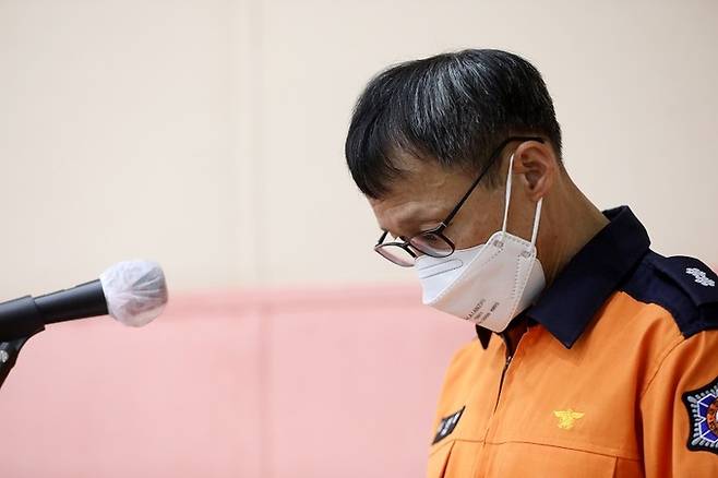 ‘소방의 날’인 9일 오전 서울 용산소방서에서 김진철 행정팀장이 이재명 더불어민주당 대표와의 간담회 사회를 보던 중 울먹이고 있다. 뉴스1