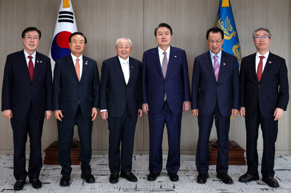 윤석열 대통령이 8일 용산 대통령실 청사에서 열린 기독교계 원로 오찬 간담회에서 참석자들과 기념촬영을 하고 있다. 윤 대통령은 10일로 정권 출범 6개월을 맞는다.연합뉴스