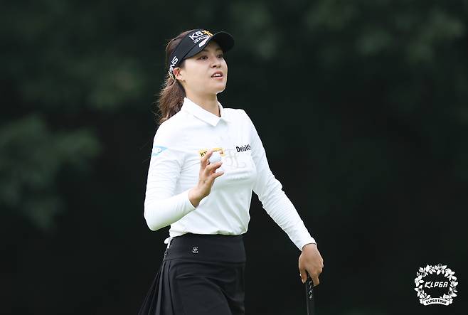 - 18일 ‘KB금융 스타챔피언십’에서 전인지가 홀 아웃을 하고 있다.　KLPGA 제공