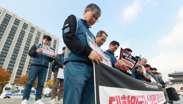 전국공무원노동조합 소방본부 조합원들이 8일 서울 종로구 정부서울청사 앞에서 열린 소방의 날 60주년 '대한민국과 소방관은 과연 안전한가!' 기자회견에서 이태원 참사 희생자를 추모하며 묵념하고 있다. 연합뉴스 캡처