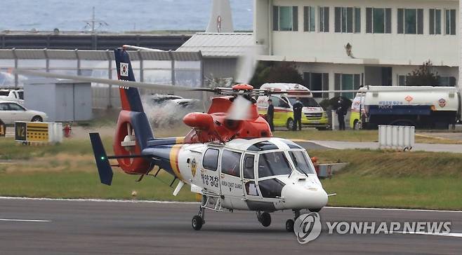 구조 나서는 해경 헬기 [연합뉴스 자료사진]