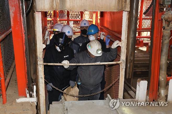 봉화 광산붕괴사고 원인 규명 위해 갱도로 (봉화=연합뉴스) 김현태 기자 = 지난 7일 오후 경북 봉화군 광산붕괴사고 현장에서 경찰 과학수사대 및 산업통상자원부 관계자들이 광산붕괴사고 원인 규명을 위해 갱도로 내려가고 있다. 지난달 26일 이 광산에서 난 붕괴사고로 고립됐던 광부 2명은 지난 4일 구조됐다. 2022.11.7 mtkht@yna.co.kr